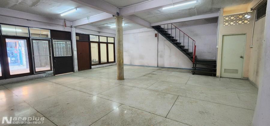 69030200 : ขายทาวน์เฮ้าส์ 2 ชั้นหลังมุม 2 หลังติด พร้อมต่อเติมหน้าบ้าน เนื้อที่หลังละ 15 ตารางวา รวม 30 ตารางวา ถนนเอกชัย 30 จอมทอง กรุงเทพฯ ทำเลดี เด 8