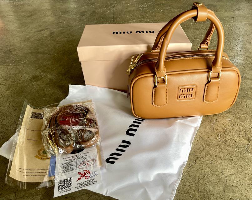 Miu Miu Arcadie Leather Bag มีอุปกรณ์ครบค่าาาา ไม่มีการใช้งานค่ะ แกะดูของอย่างเดียว ของจริงน่ารักเวอร์ๆๆ 