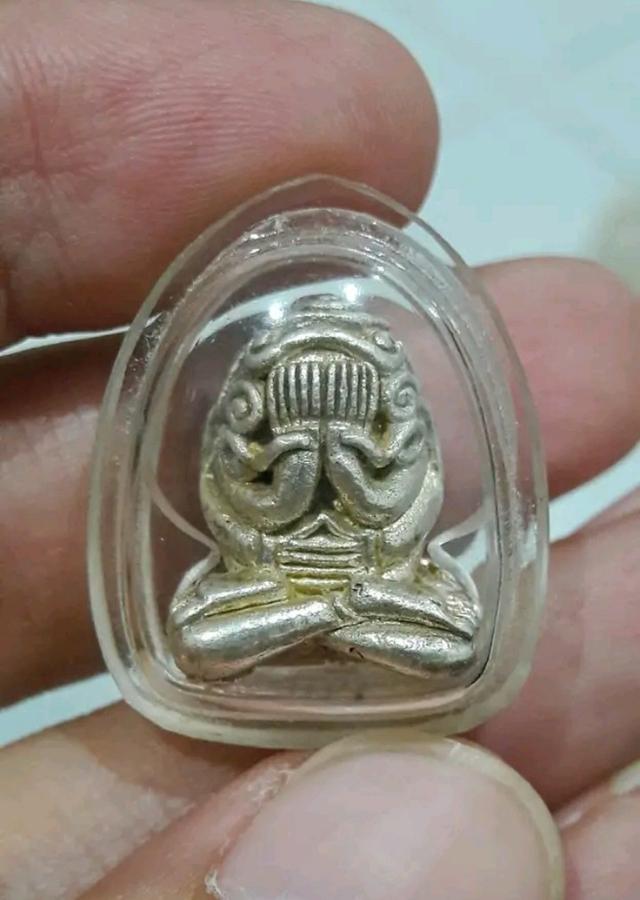 พระปิดตาเนื้อเงินเลี่ยมเก่า