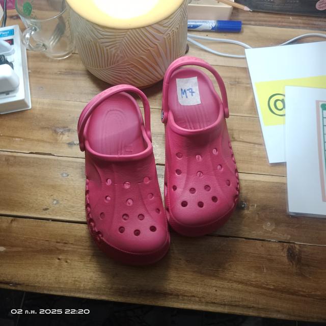 รองเท้า CROCS มือ2 แท้ 100% สีแดงเลือดนก ขนาด M7 หรือ เบอร์ 40 ยาว25-25.5ซม. สภาพเกิน80% สอบถามข้อมูลเพิ่มเติม Line : @992pqeqo