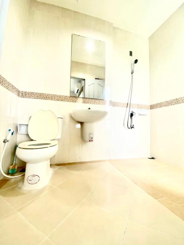 U1391 ให้เช่าบ้านทาวน์โฮม หมู่บ้านกลางเมือง โมนาโค ศรีนครินทร์ 24  บ้านพร้อมเฟอร์บางส่วน ทำเลดีเดินทางสะดวกเข้าออกได้หลายทาง ใกล้รถไฟฟ้า ใกล้ห้างทางด่ 13