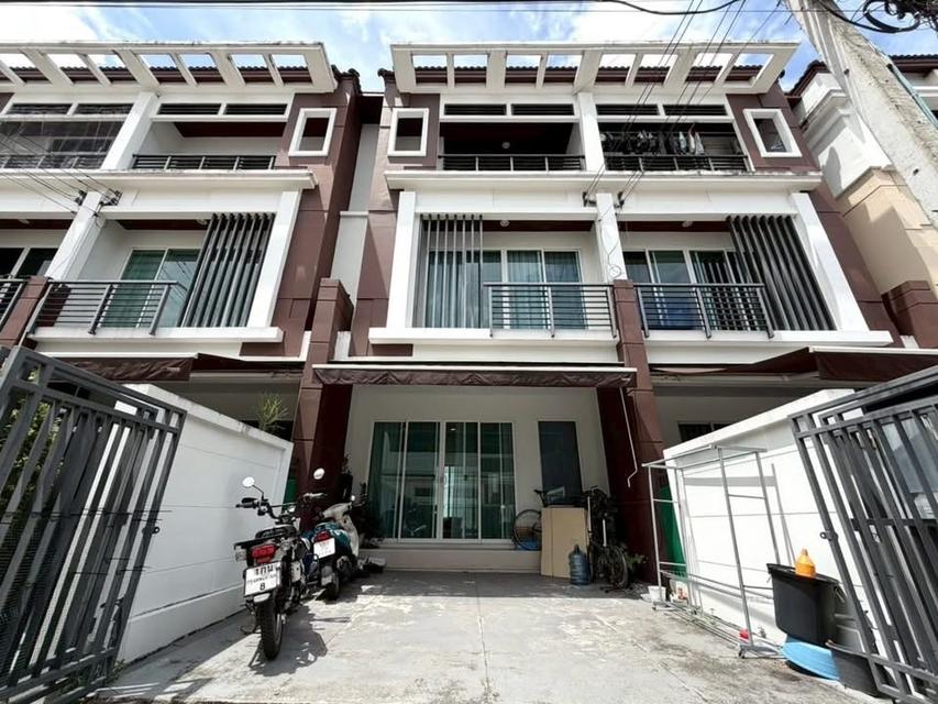 ขาย/เช่า ทาวน์โฮม 3 ชั้น บ้านกลางเมือง เกษตร-นวมินทร์ (Baan Klang Muang Kaset - Nawamin) ทำเลดี ใจกลางเมือง เดินทางสะดวก ใกล้แฟชั่นไอส์แลนด์ 1