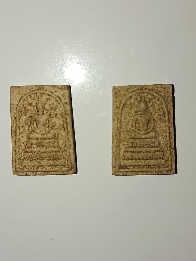 พระสมเด็จ  พระสมเด็จได้รับการยกย่องให้เป็น "จักรพรรดิ์แห่งพระเครื่อง" ในวงการพระเครื่องไทย  เนื้อพระในภาพมีลักษณะเข้มข้น มีมวลสารปรากฏชัดเจน ซึ่งเป็นล