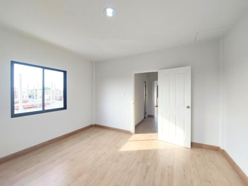 ให้เช่าทาวน์โฮม หลังมุม 26 ตรว. พื้นที่ข้างบ้านกว้าง 2 เมตร เจษฎา 11 รังสิต คลอง 2 ใกล้นิคมนวนคร เดินทางสะดวก เชื่อมออกพหลโยธินได้ 7