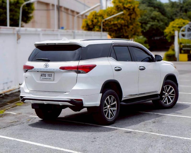 Toyota Fortuner 2.8 V เกียร์ออโต้ สีขาวมุก ปี 2015 5