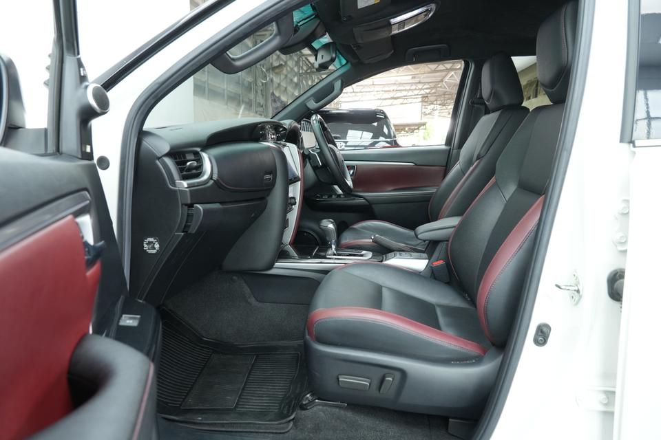2020 TOYOTA FORTUNER 2.8 LEGENDER BLACK TOP 2WD SUV สีขาว-ดำ เลขไมล์ 99877 กม. 15