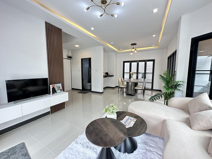 ฟลอร่าวิลล์ สุวินทวงศ์ 6