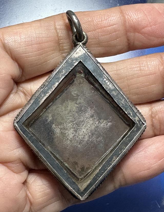 เหรียญพระพรหมสี่หน้า เนื้อเงินหลังจาร เลี่ยมเงิน ไม่ทราบที่ รูปย่อยที่ 2