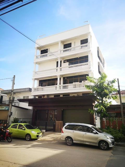 MBR42 ทำเลดีอ่อนนุช 70/1! ให้เช่าอาคารสำนักงาน 4.5 ชั้น มีลิฟต์ขนสินค้า พื้นที่ใช้สอย 675 ตร.ม. แอร์ครบ 14 เครื่อง อาคารในรั้วส่วนตัว ถนนหน้าตึก 4 เลน 1