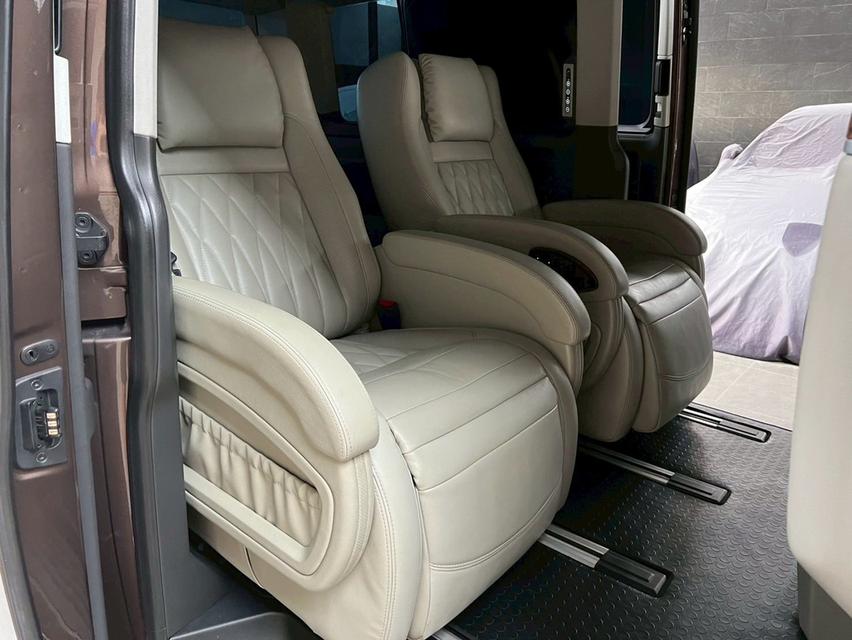 Volkswagen CARAVELLE 2.0 TDi Van 10