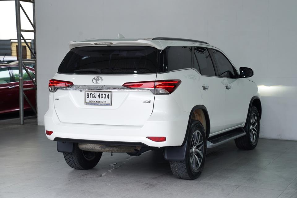 TOYOTA FORTUNER 2.8 V 4WD SIGMA4 AT ปี 2019 สีขาว 2