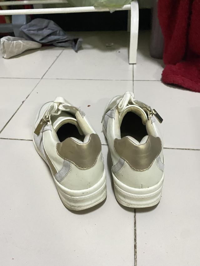 รองเท้ามือสองหลายแบน รูปที่ 13