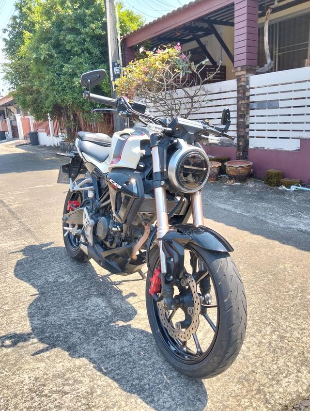 มอเตอร์ไซด์ Honda CB 150 สีขาว-ดำ 3