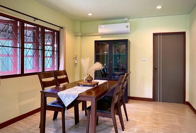 ให้เช่าบ้านโมเดิร์น2ชั้น 100ตรว. 5นอน3น้ำ เช่าลดเหลือ 23,000บ. เฟอร์ครบ เลี้ยงสัตว์ได้ แยกกองทราย บ้านจินดาวิลล่า ต.หนอง 5