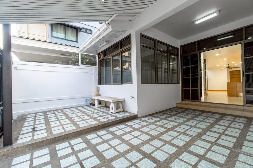 บ้านทาวน์โฮม 3 ชั้นบน “ทำเลที่หาไม่ได้แล้ว” กลางสาทร-เย็นอากาศ-พระราม 4 ซอยศรีบำเพ็ญ 2