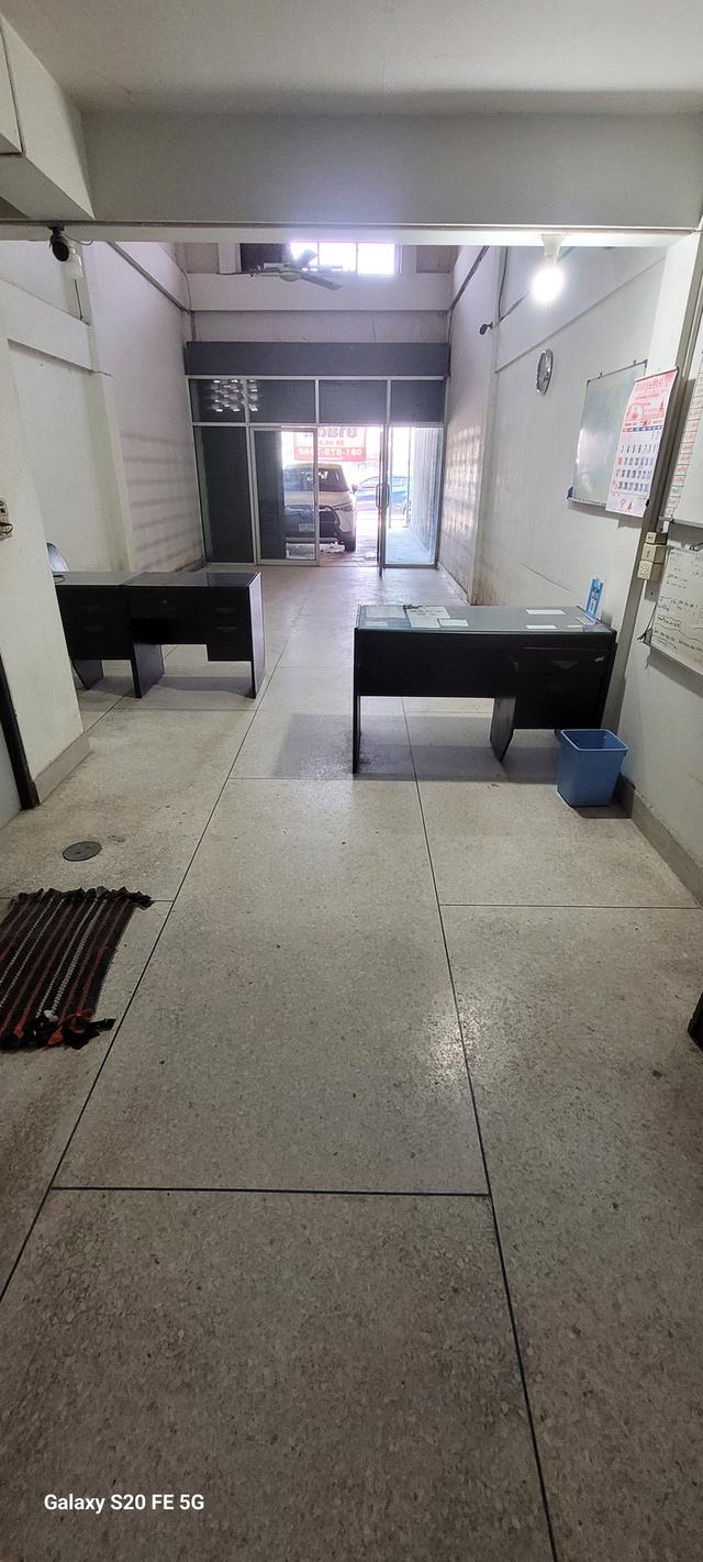 ตึกแถว 2 ชั้นพร้อมชั้นลอย 2 ห้องนอน เนื้อที่ 28 ตร.วา  ติดถนน 2 ด้าน ด้านหน้าติดถนน 6 เลนส์ 3