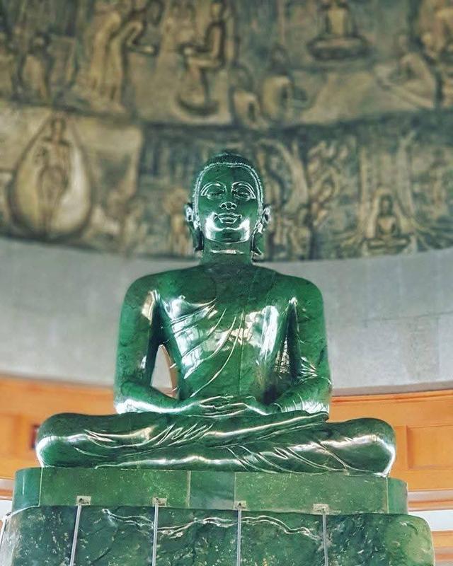 พระหยกกาโม่ยุคแรก หลวงพ่อวิริยังค์ วัดธรรมมงคล ปี2536#แกะจากหยกส่วนที่เหลือจากการสร้างหลวงพ่อหยกองค์ใหญ่" 4