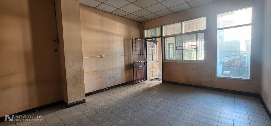 68121198 : ขายทาวน์เฮ้าส์ 2 ชั้น ต่อเติมอาคารด้านหน้าเป็นร้านค้า บนเนื้อที่ขนาด 16 ตร.ว. หมู่บ้านราณี 3 ถนนนวมินทร์ 135 กรุงเทพฯ 10