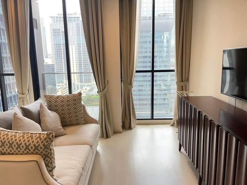 NOBLE Ploenchit, next to the BTS connection, can walk into the mall immediately.Studio room, room size 55 sq m (private elevator) 4