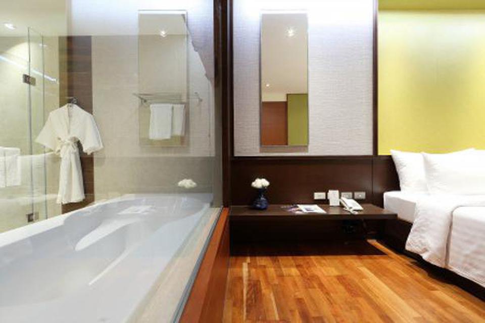รูป 4 star hotel at Ratchada for rent, monthly rental for two bed room 96 sqm full service, rare price 9