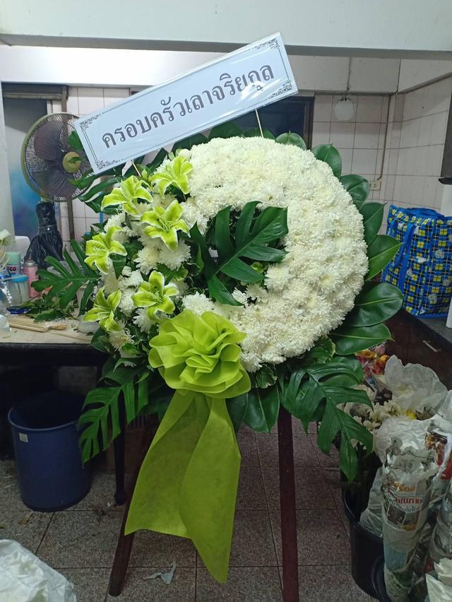 พวงหรีดกระดานสวยๆ เหมาะไว้อาลัยผู้วายชนม์เป็นครั้งสุดท่าน ส่งวัดบึงทองหลาง รูปที่ 17