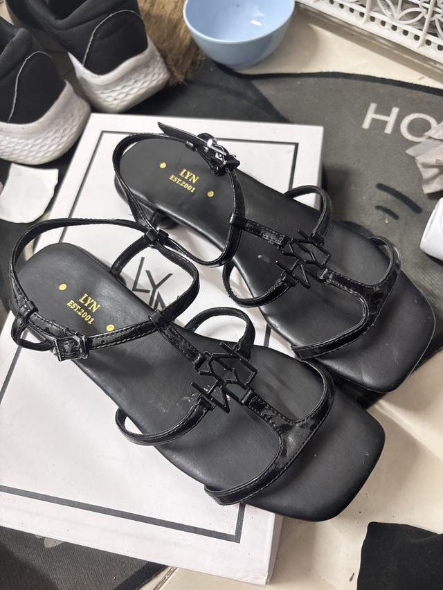 รองเท้าผู้หญิง แบรนด์LYN 2