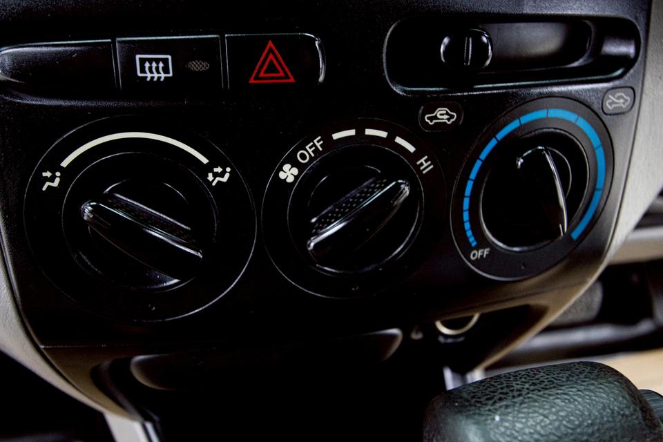 TOYOTA VIOS 1.5 E 2003 13