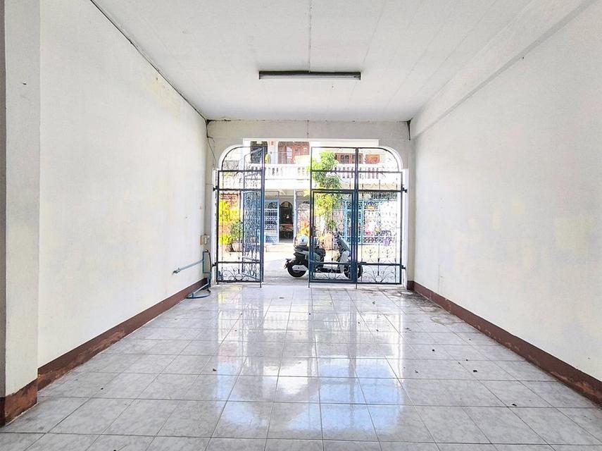 หมู่บ้านเพชรเกษม 2 ซอยเพชรเกษม 55/2 ใกล้ MRT หลักสอง ใกล้รพ.เกษมราษฎร์ 17 ตร.วา 3 นอน 2 น้ำ 3