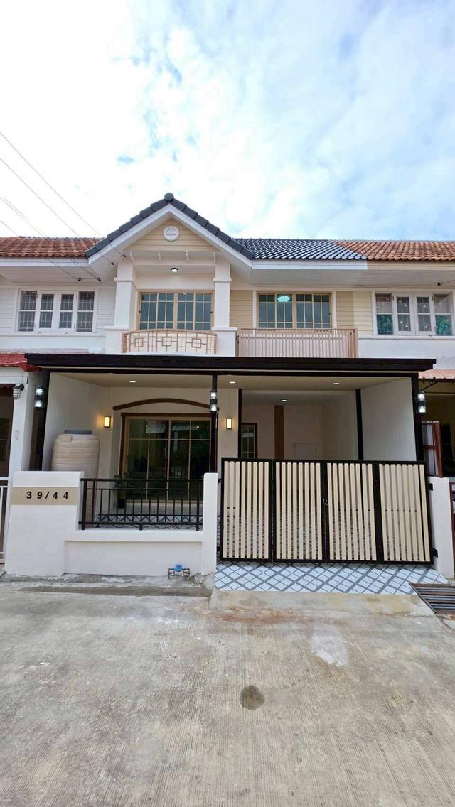 หมู่บ้านเปี่ยมสุข-บางใหญ่  ซอยกันตนาทาวน์เฮาส์ 2 ชั้น ตกแต่งใหม่พร้อมอยู่ ทำเลบางใหญ่ 20