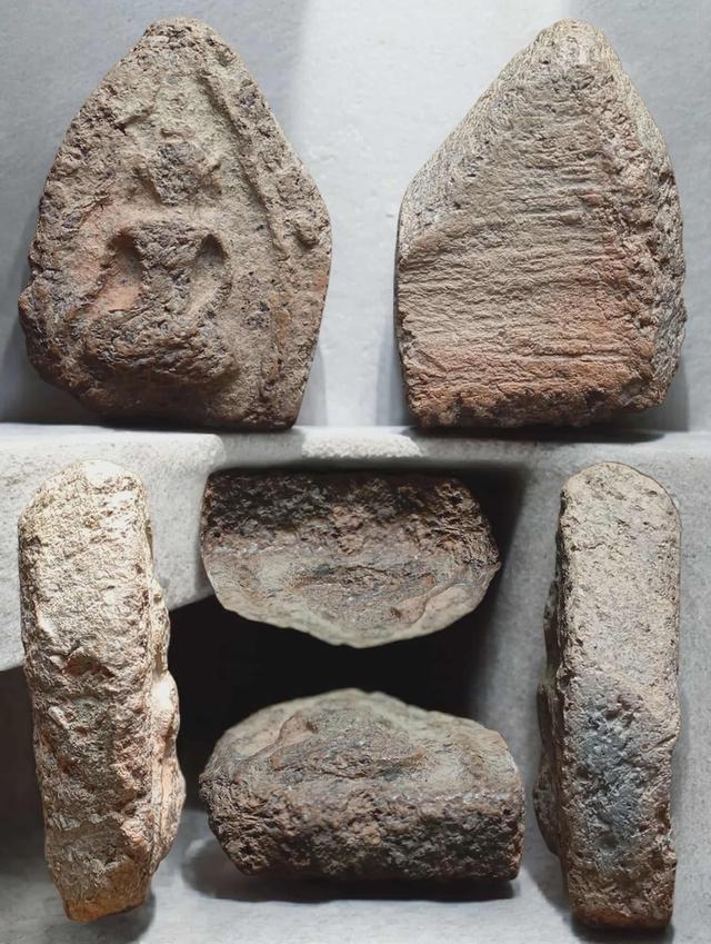 พระขุนแผนกรุบ้านกร่าง พิมพ์หน้ามงคลกลาง จ.สุพรรณบุรี