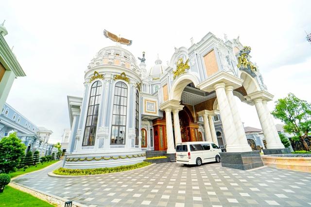 จากเซนทรัลปิ่นเกล้า ขายคฤหาสน์หรู 3ชั้น 2ไร่ 72ตรว.14นาที รวมชั้นใต้ดินจอดรถ super car 20คัน เต็มพื้นที่ ถ.อักษะ พุทธมณฑ 7