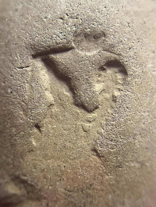 พระขุนแผนไข่ผ่าซีก หลังตอกโค๊ต พระสยามเทวาธราช หลวงพ่อเปลื้อง วัดใหม่สุวรรณภูมิ สุพรรณบุรี ปี2504 ผสมพระกรุเนื้อดินภายใน จ.สุพรรณบุรี รูปที่ 5