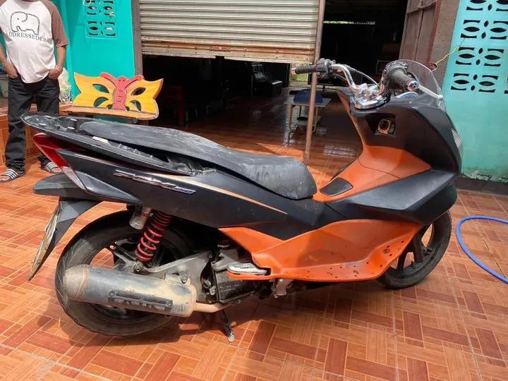 Honda PCX สีส้มดำ 2