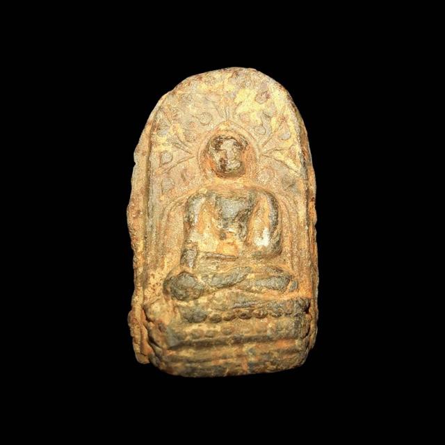 พระคง เป็นพระเครื่องเนื้อดินเผาโบราณที่มีอายุเก่าแก่ประมาณ 1,366 ปี กรุเจดีย์ทอง (เมืองหริภุญไชย)