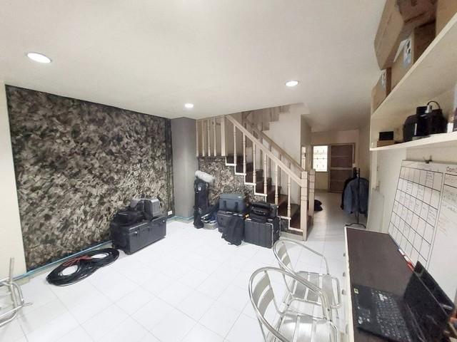 ให้เช่าทาวน์โฮม 3 ชั้น 4 ห้องนอน รามอินทรา 34 รีโนเวหใหม่ เลียบทางด่วนรามอินทรา **รับจดทะเบียน, รับสัตว์เลี้ยง 4