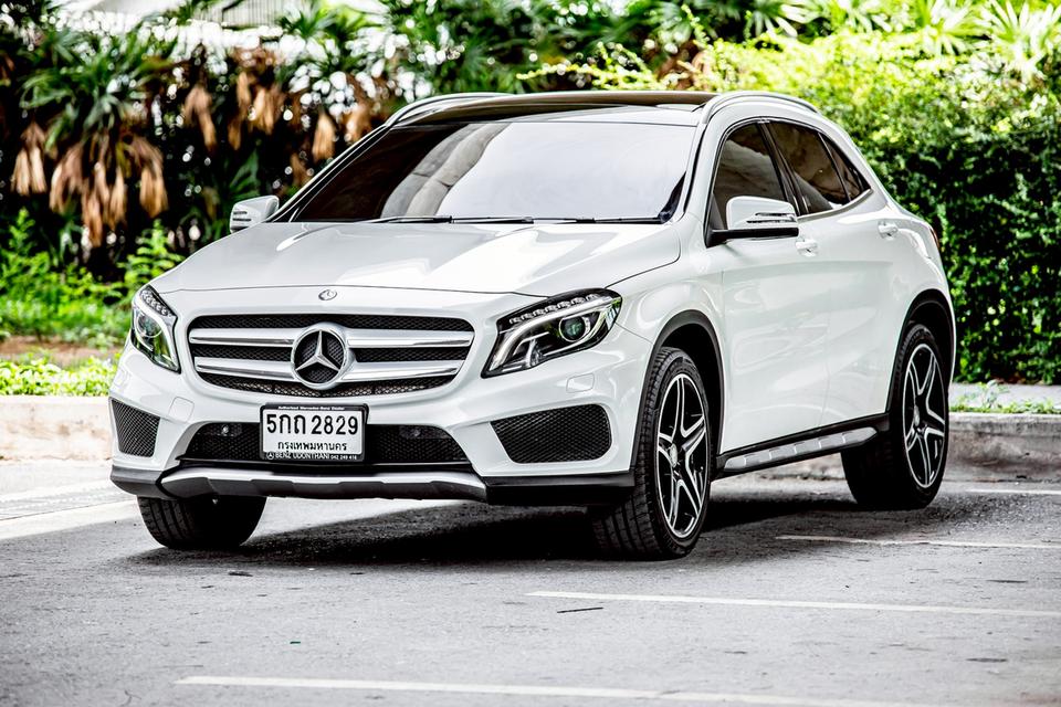 Mercedes Benz Gla250 สีขาว ปี 2016 ซันรูฟ