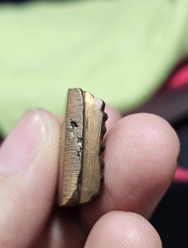 หลวงปู่ทวดพิมพ์เตารีดแบบราคาแบ่งปันครับ