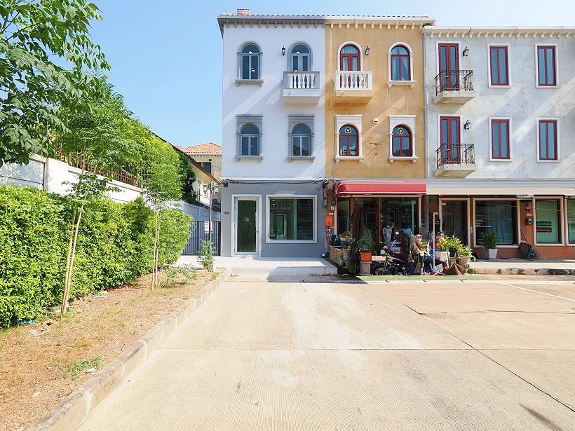 Clearance Sale อาคารพาณิชย์ 3 ชั้น ม.เวนิสดิไอริส ขนาด 31.5 ตร.ว. 3นอน 3น้ำ ทำเลดีหลังมุม สิ่งปลูกสร้างสไตล์อิตาลี ตกแต่งใหม่ทั้งหลัง ต่อเติมเต็ม 2