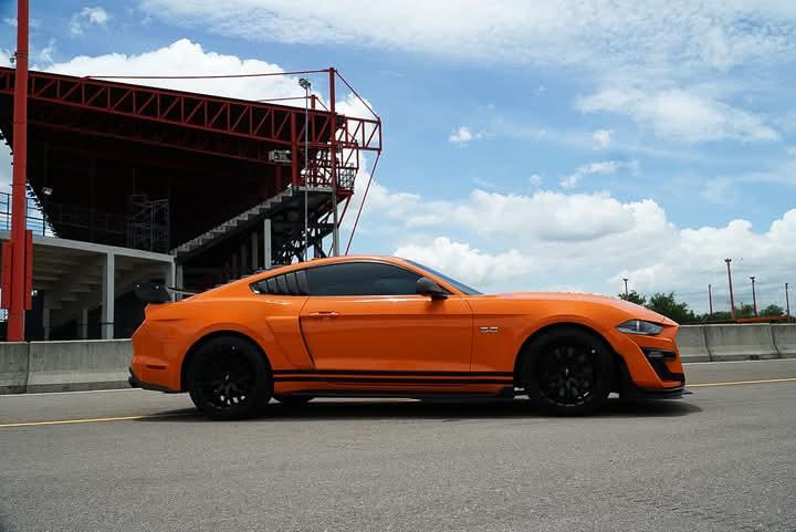 Ford Mustang สีส้ม ปี 2020 5