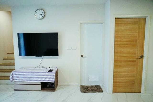 เลียบคลองหลวงแพ่ง MRT ศรีแบริ่ง 2.4 กม.ให้เช่าทาวน์เฮ้าส์ 3 ชั้น 20 ตร.ว. 240 ตร.ม. เฟอร์นิเจอร์ลอยครบ 3 นอน 4 น้ำ 5