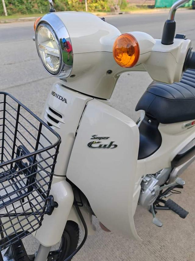 Honda Super Cub สีครีม 2