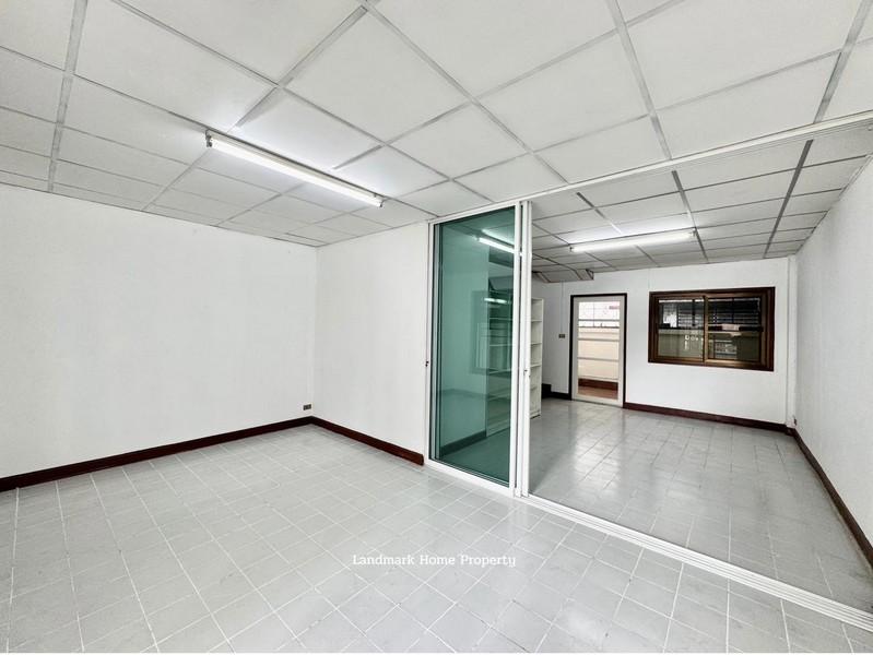 LM25-0075 ขายทาวน์เฮ้าส์ 2 ชั้น ใกล้เซ็นทรัลแจ้งวัฒนะ ปากเกร็ดวิลเลจ เนื้อที่ 17.5 ตรว 3นอน 2น้ำ พร้อมอยู่ 2