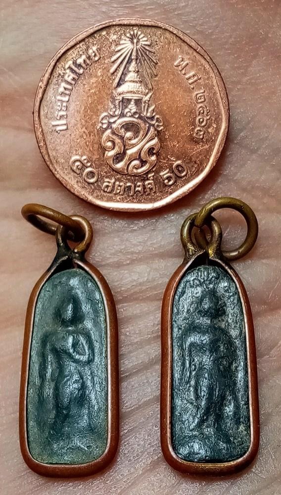 พระปางลีลา จิ๋ว ชินตะกั่ว พิมพ์ 2 หน้า เลี่ยมจับขอบทองเหลือง เก่า (ขายเหมา 2 องค์) รูปที่ 5