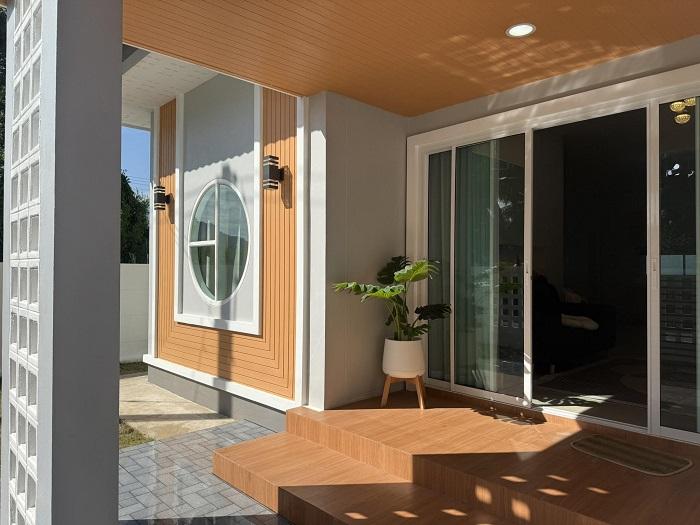 ขายบ้านเดี่ยวชั้นเดียวสร้างใหม่ พร้อมอยู่ ขนาด42ตรว เฟอร์นิเจอร์ครบ ใกล้ถนนมอเตอร์เวย์ชลบุรี-พัทยา บ้านบึง ชลบุรี. 2