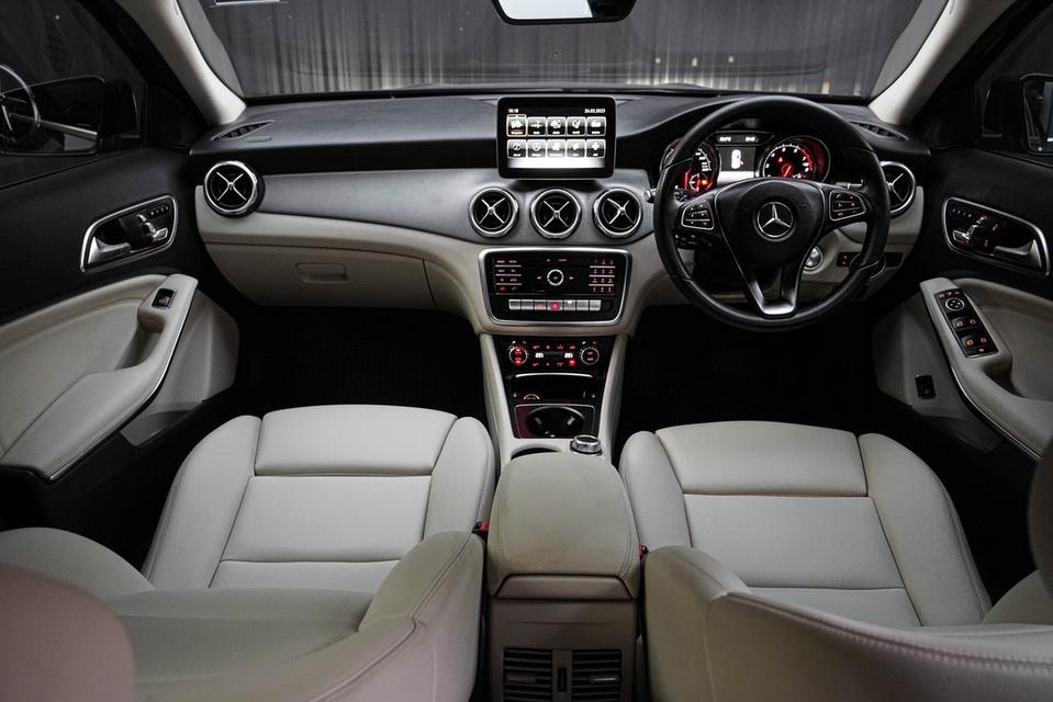 Mercedes Benz GLA200 Urban Cosmos Black 2019 รูปที่ 7