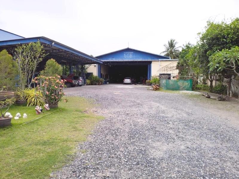 ขายที่ดินพร้อมสิ่งปลูกสร้าง โกดัง-โรงงาน เนื้อที่ 2-2-35ไร่ ติดถนนทำเลดี ใกล้บ้านหัวกุญแจ ตำบลคลองกิ่ว อำเภอบ้านบึง ชลบุรี มีโรงรถ บ้านพักคนงาน 1