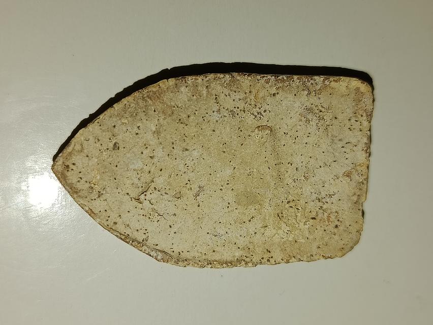  พระขุนแผน ซึ่งเป็นพระเครื่องยอดนิยมของไทย  พระขุนแผนมีหลากหลายพิมพ์ทรงและขนาด โดยองค์ในภาพอาจเป็นพิมพ์พิเศษหรือสร้างโดยสำนักใดสำนักหนึ่ง  เชื่อกันว่า 2