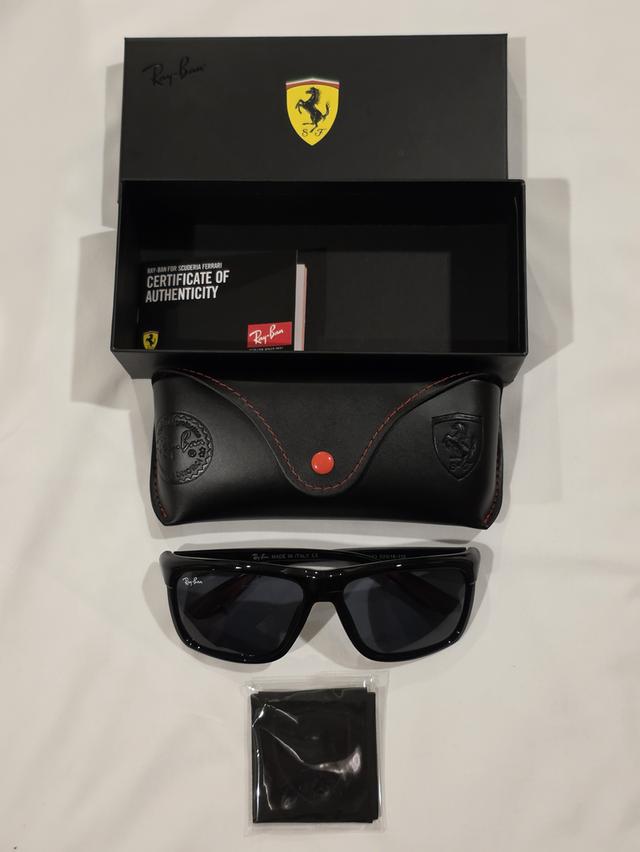 แว่นตา Rayban x Ferrari เลแบน เฟอร์รารี่ สวยเดิมๆสภาพใหม่ๆ อย่างดีพร้อมกล่องขาย ตามสภาพ ครับ