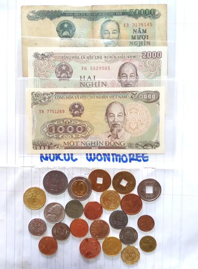 -ธนบัตรและเหรียญ ต่างประเทศ ( แบงค์ 3 ใบ เหรียญ 23 เหรียญ )