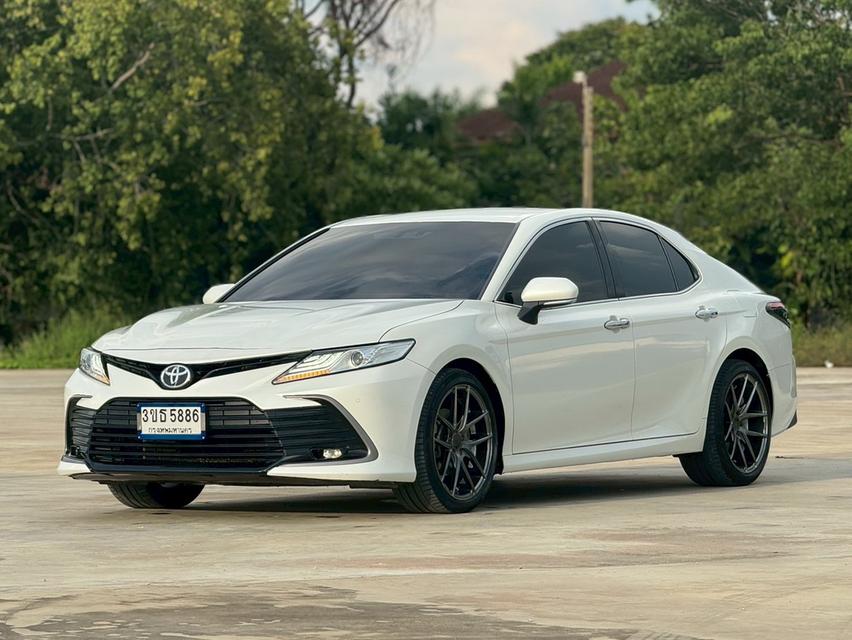 TOYOTA. CAMRY  Sedan 4dr Sport SA 8sp FWD 2.5 (MNC)  Y2022 สีขาว  ออโต้